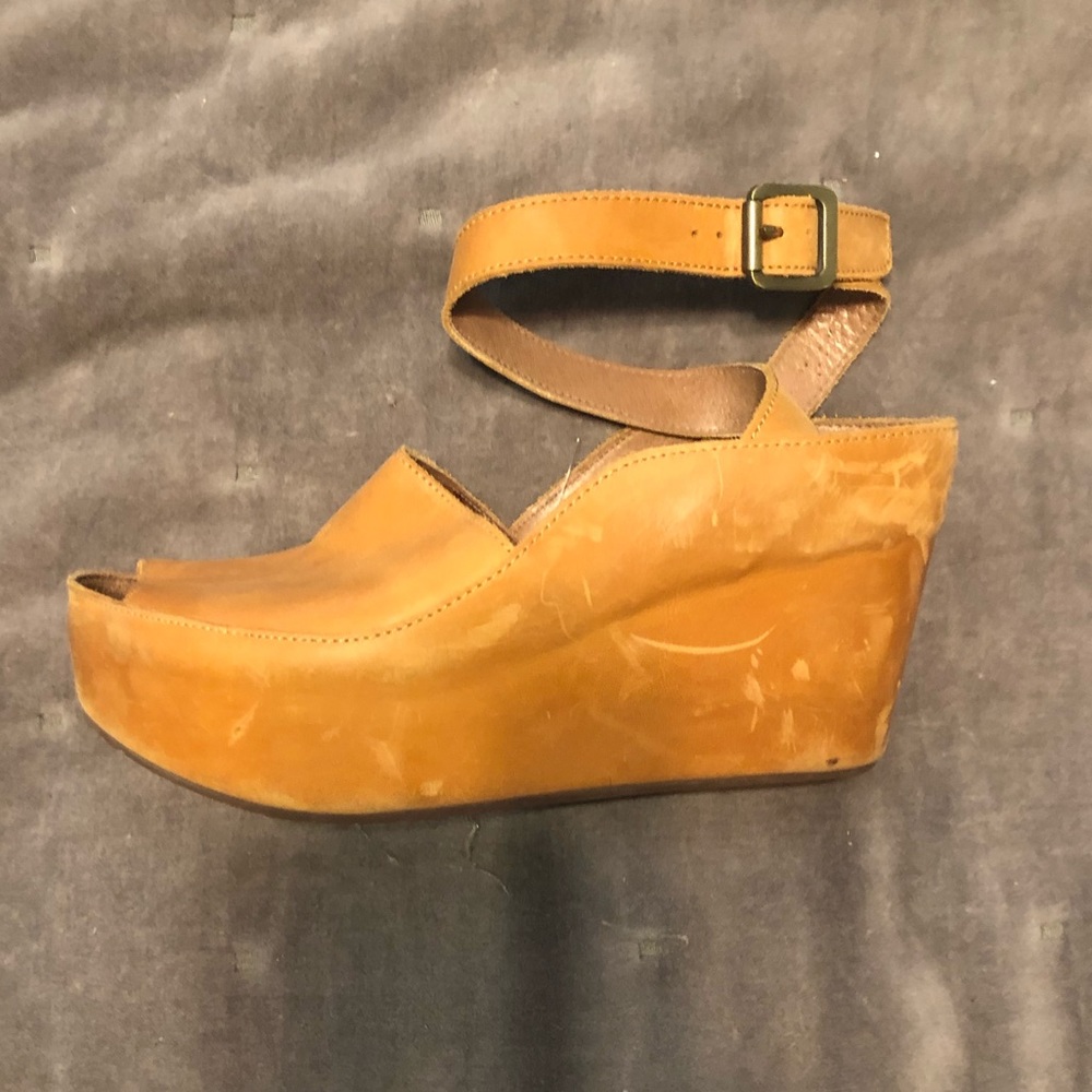 Chocolat Blu Tan Wedges